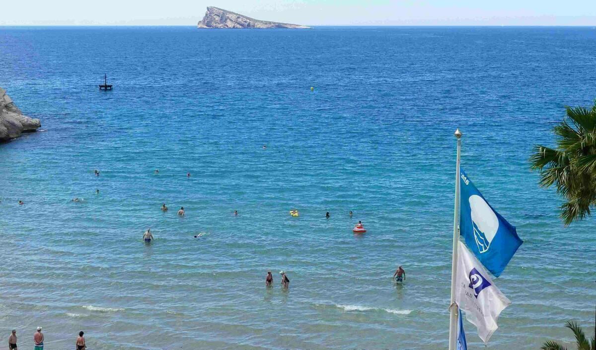 Las playas de Benidorm renuevan un a&ntilde;o m&aacute;s sus tres banderas azules