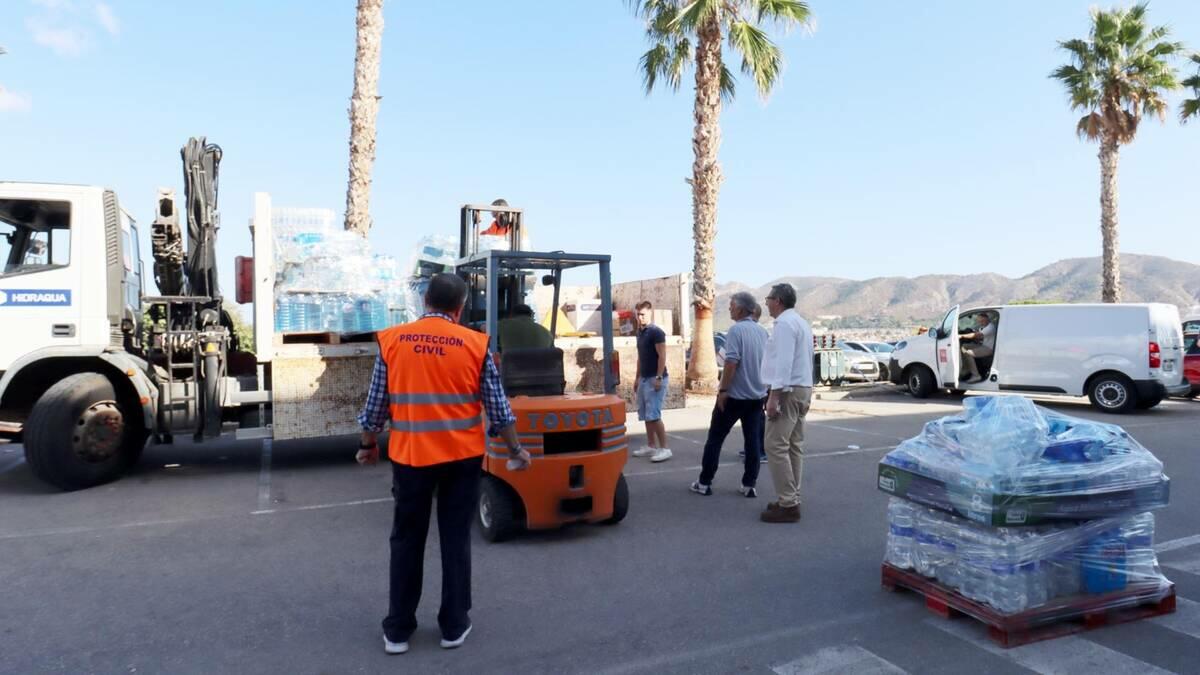 Benidorm envía a la provincia de Valencia cerca de 20.000 litros de agua y 10.000 de leche en las primeras horas de recogida