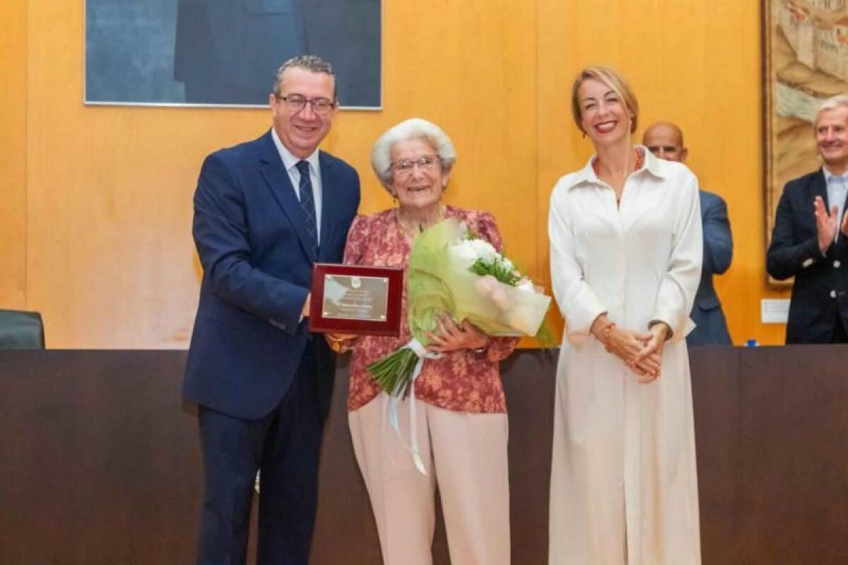 Benidorm entrega el premio ‘Vecino Ejemplar 2023’ a Bárbara Pérez Llinares