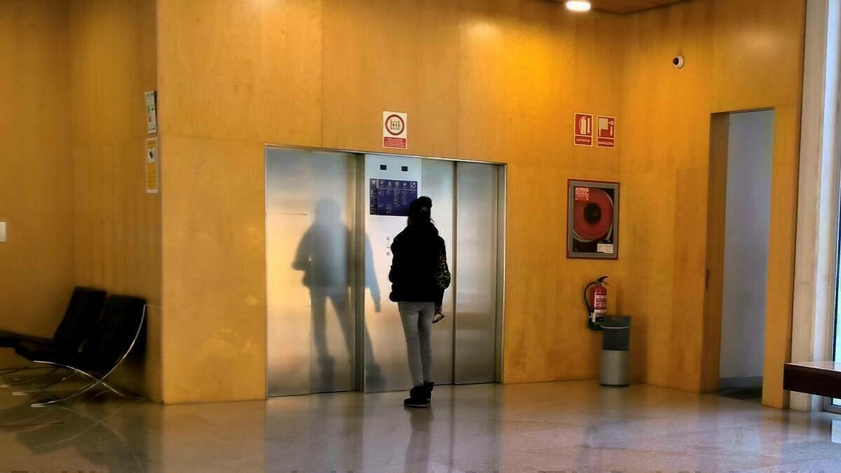 El PSOE denuncia la falta de mantenimiento de los ascensores del Ayuntamiento  