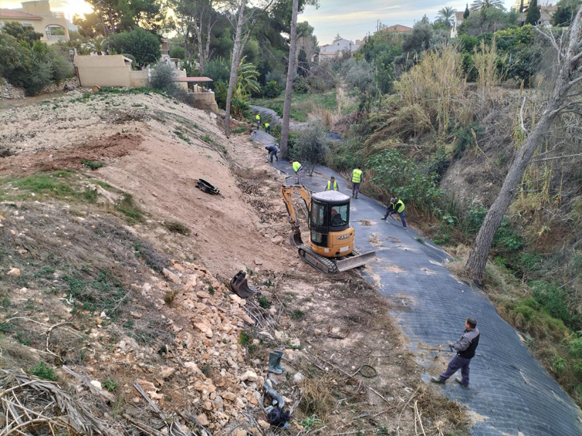 La CHJ retira el geotextil y repuebla con especies autóctonas la ribera del Barranco de La Olla