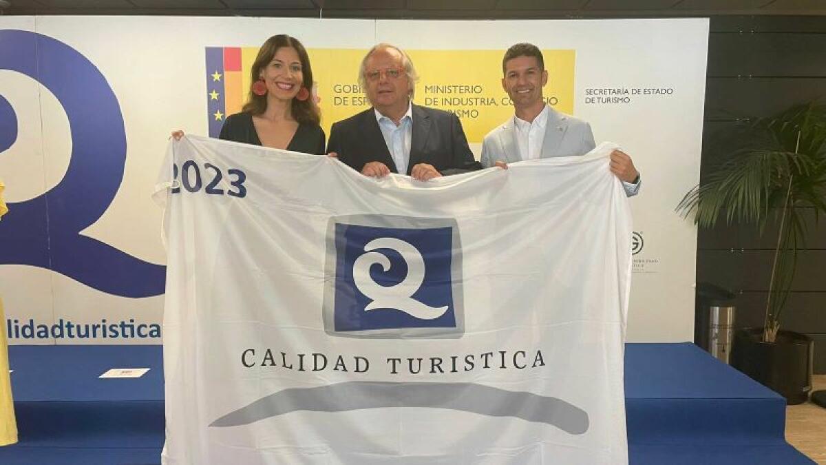 Las playas de Benidorm revalidan las banderas ‘Q’ de Calidad Turística, ‘S’ de sostenibilidad y ‘Safe Tourism Certified’ del ICTE