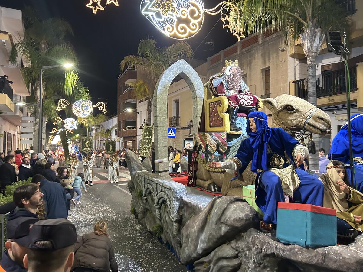 Los Reyes Magos llenan de ilusión las calles de La Nucía 