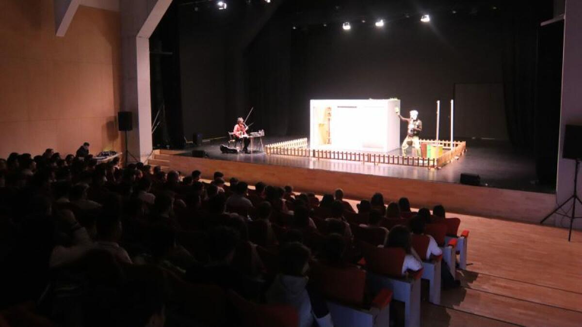 Los alumnos de Secundaria se acercan al teatro de la mano del ciclo ‘Joves Espectadors’ y la obra ‘Full House’ 