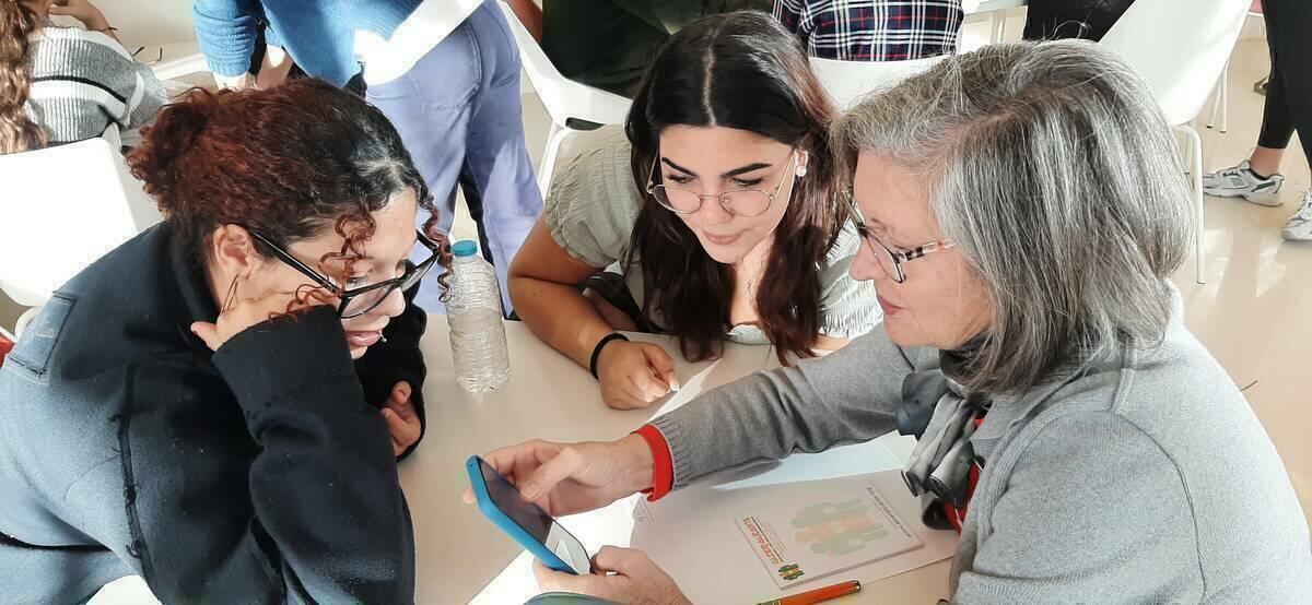 Los jóvenes enseñan a los mayores a utilizar el móvil en los Talleres Intergeneracionales