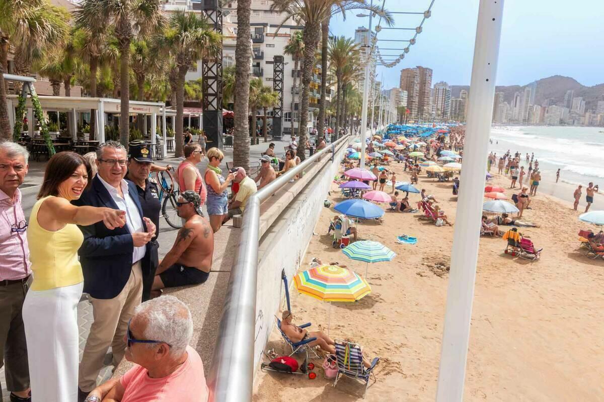 Cerca de 40 agentes de la Policía Local velarán este verano por la seguridad de las playas de Benidorm desde tierra, mar y aire