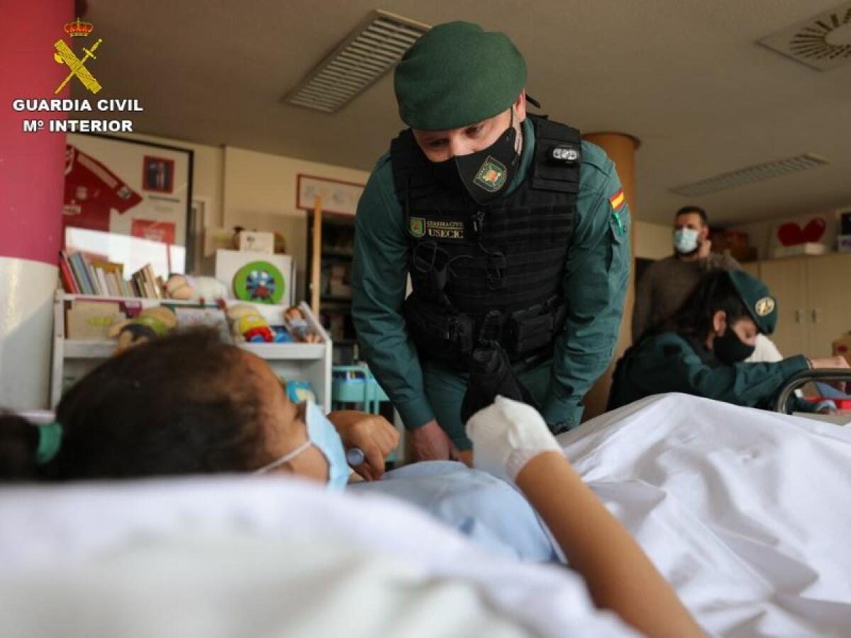 La Guardia Civil participa en una donación de muñecas artesanas en el Hospital General Universitario Dr. Balmis de Alicante