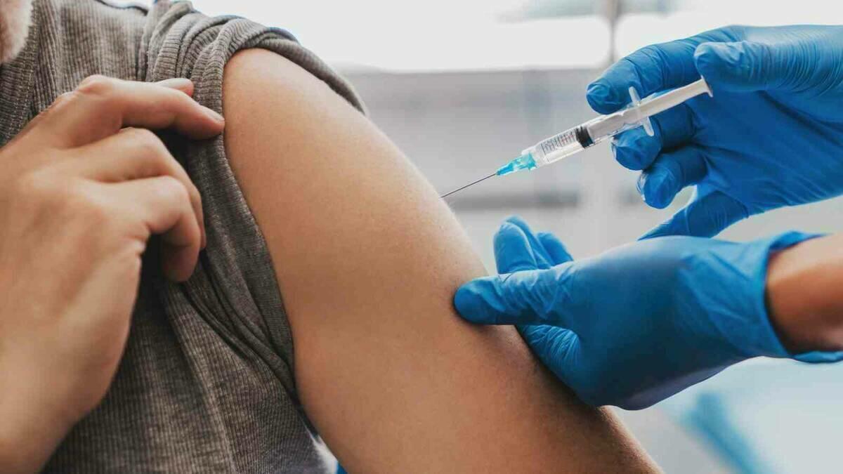 España deberá vacunar a 28 millones de personas más antes del verano para cumplir con el objetivo del 70%