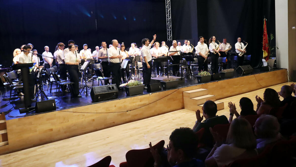 La Unión Musical de Benidorm rinde homenaje a sus músicos y socios con un aplaudido concierto en el Centro Cultural