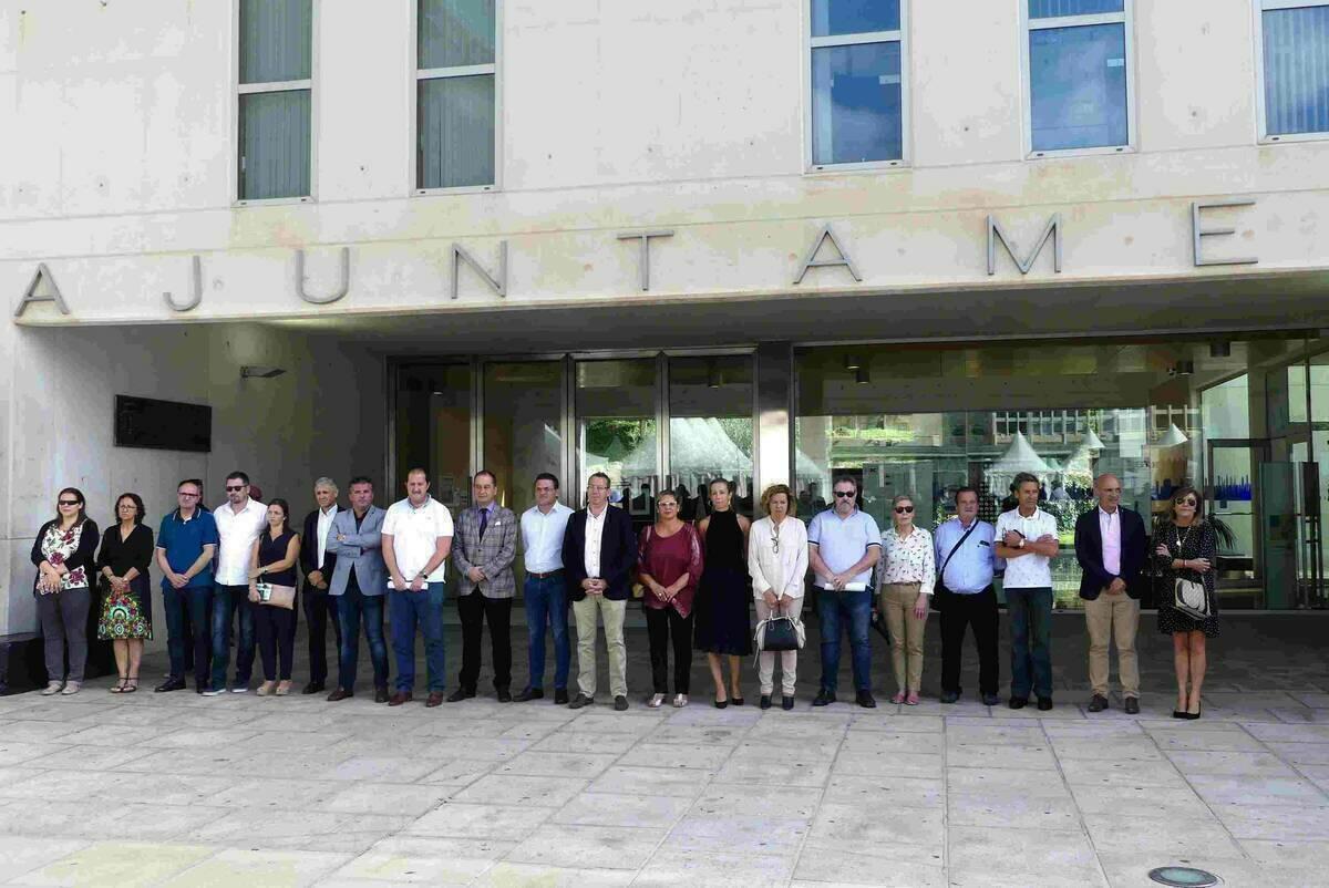 Benidorm &middot; Minuto de silencio en repulsa de la violencia de g&eacute;nero y en memoria de la mujer asesinada en Almer&iacute;a