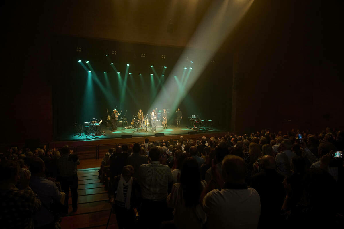 Víctor Manuel puso en pie al público de l’Auditori de La Nucia