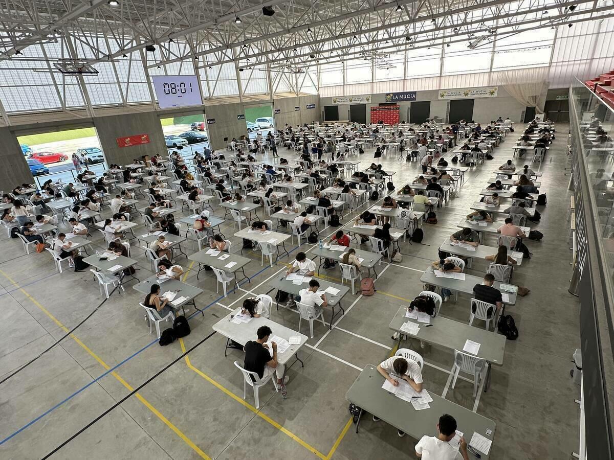 312 estudiantes se examinan de la PAU 2024 en el Pabellón Muixara