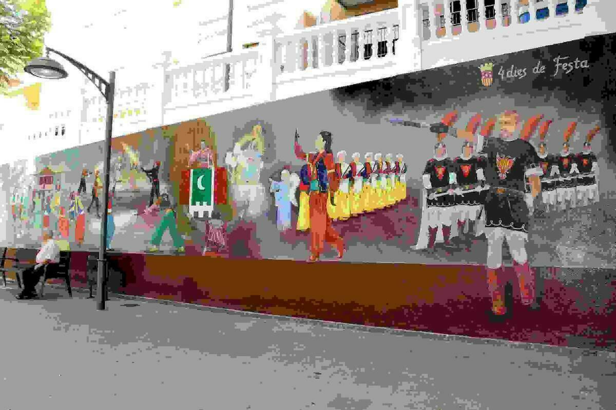 Callosa &middot; El mural de la plaza del Convent, listo para el inicio de las Fiestas