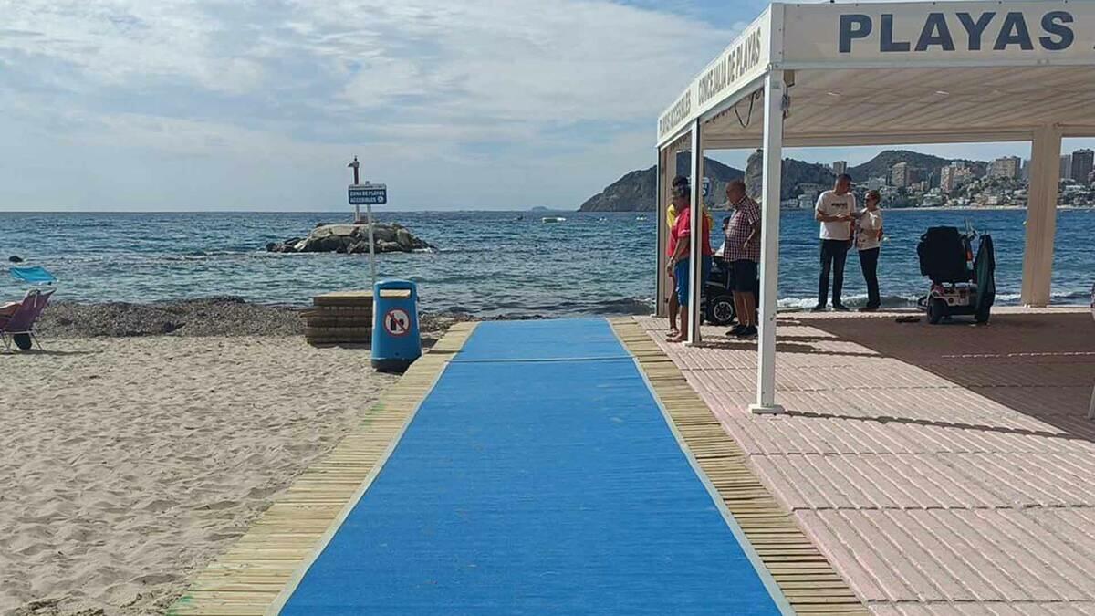 Benidorm instala pasarelas enrollables en los puntos de playas accesibles para facilitar el acceso a los usuarios