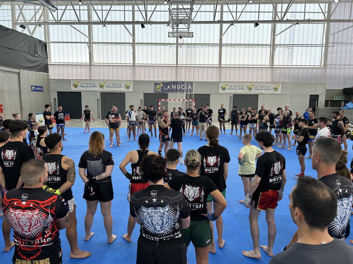 150 deportistas disfrutaron del curso de Muaythai impartido por Mario Vega