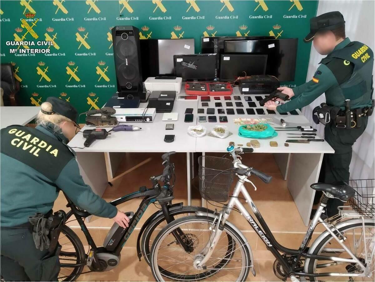 La Guardia Civil desarticula un grupo criminal en Torrevieja que robaba bolsos para comprar droga