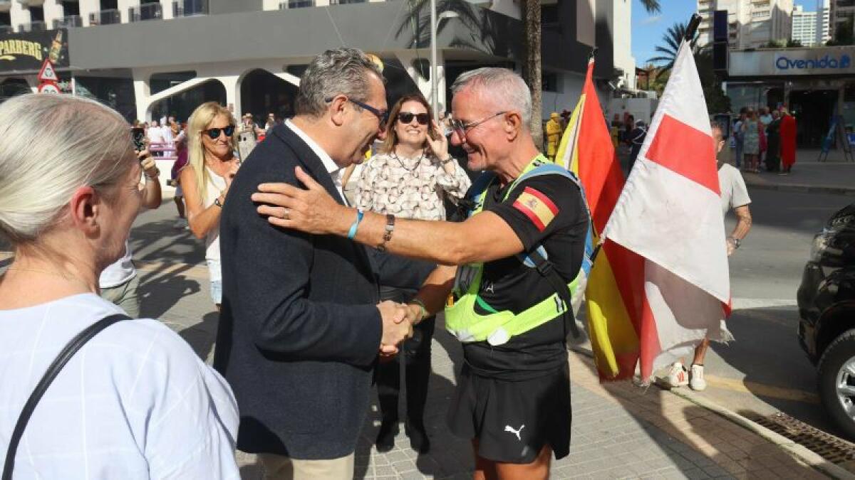 Toni Pérez recibe a Thomas Judge, un británico que viaja a pie para concienciar sobre la salud mental 