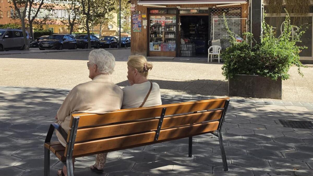 Benidorm incrementa el n&uacute;mero de bancos en la v&iacute;a p&uacute;blica y revisa y acondiciona el mobiliario ya instalado