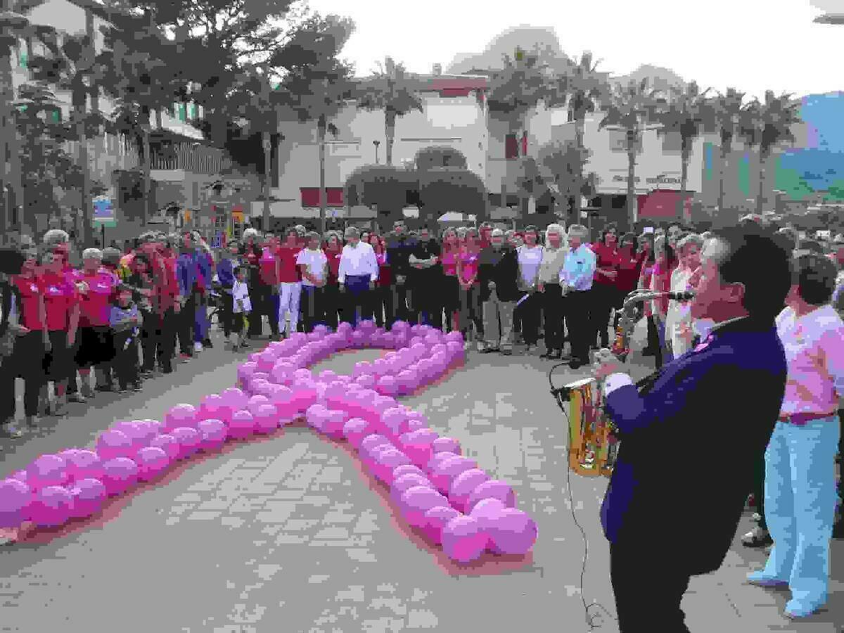La Nuc&iacute;a realiz&oacute; un &ldquo;Gran Lazo Humano contra el C&aacute;ncer&rdquo;  en la pla&ccedil;a de l&rsquo;Alm&agrave;ssera 