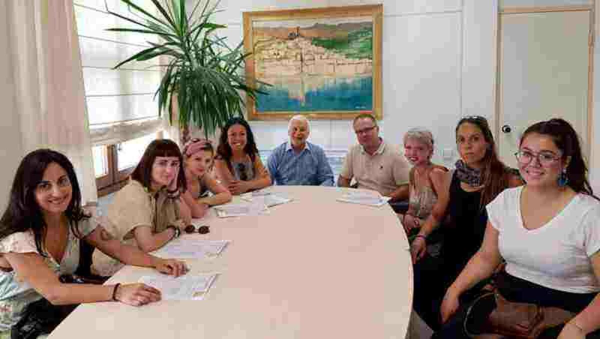 Altea · El alcalde recibe a las seis jóvenes artesanas que participarán en el proyecto europeo ‘’Artisans do it Better’’
