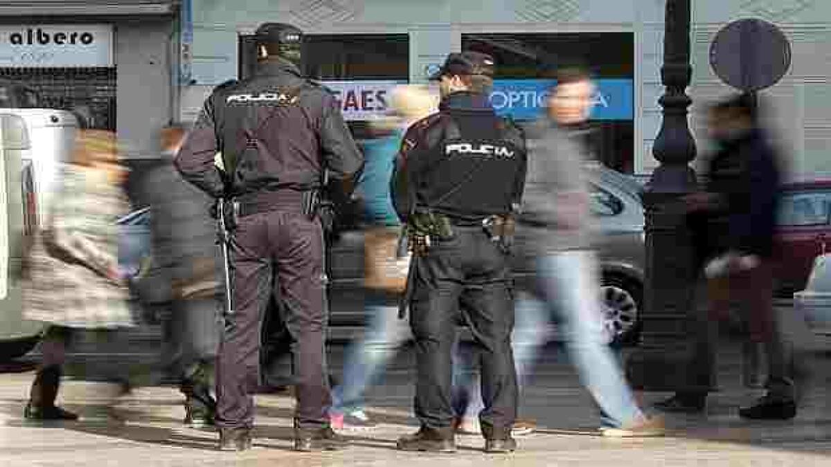 Absuelven a dos polic&iacute;as nacionales acusados de lesionar a un inmigrante detenido
