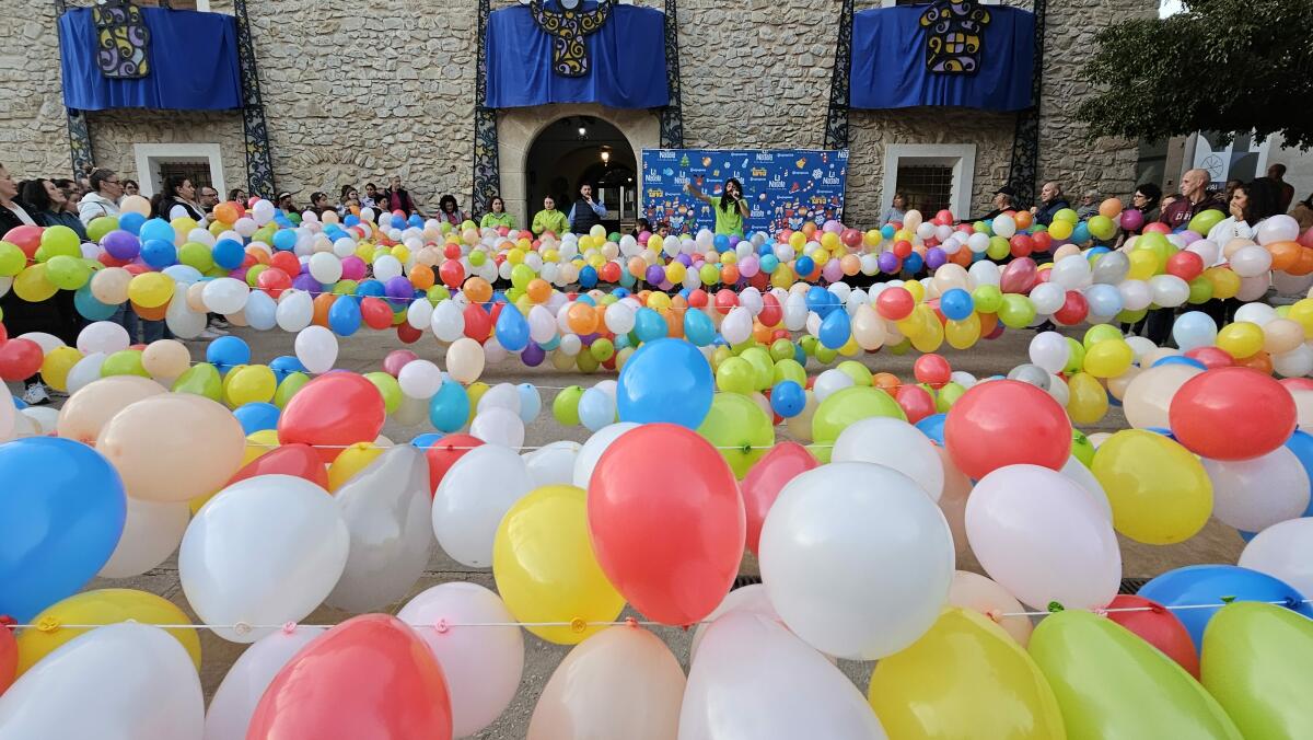 2500 globos explosionan en la globotá con la que se inaugura La Nadala en La Barbera 