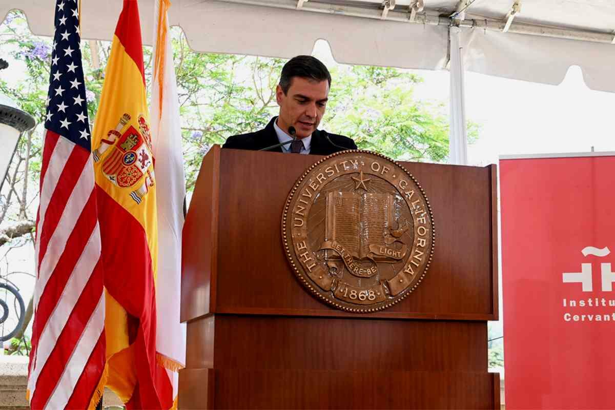 Sánchez cierra su gira americana con un ataque a Casado