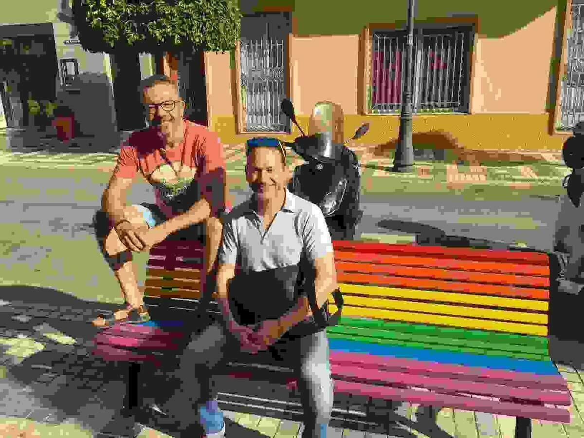 La Vila Joiosa pinta un banco con la bandera LGTBI frente a la oficina de turismo
