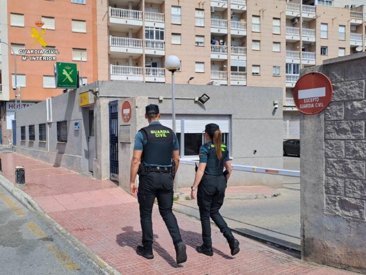 La Guardia Civil desmantela una banda que vendía drogas desde dos pisos del casco urbano de Torrevieja 