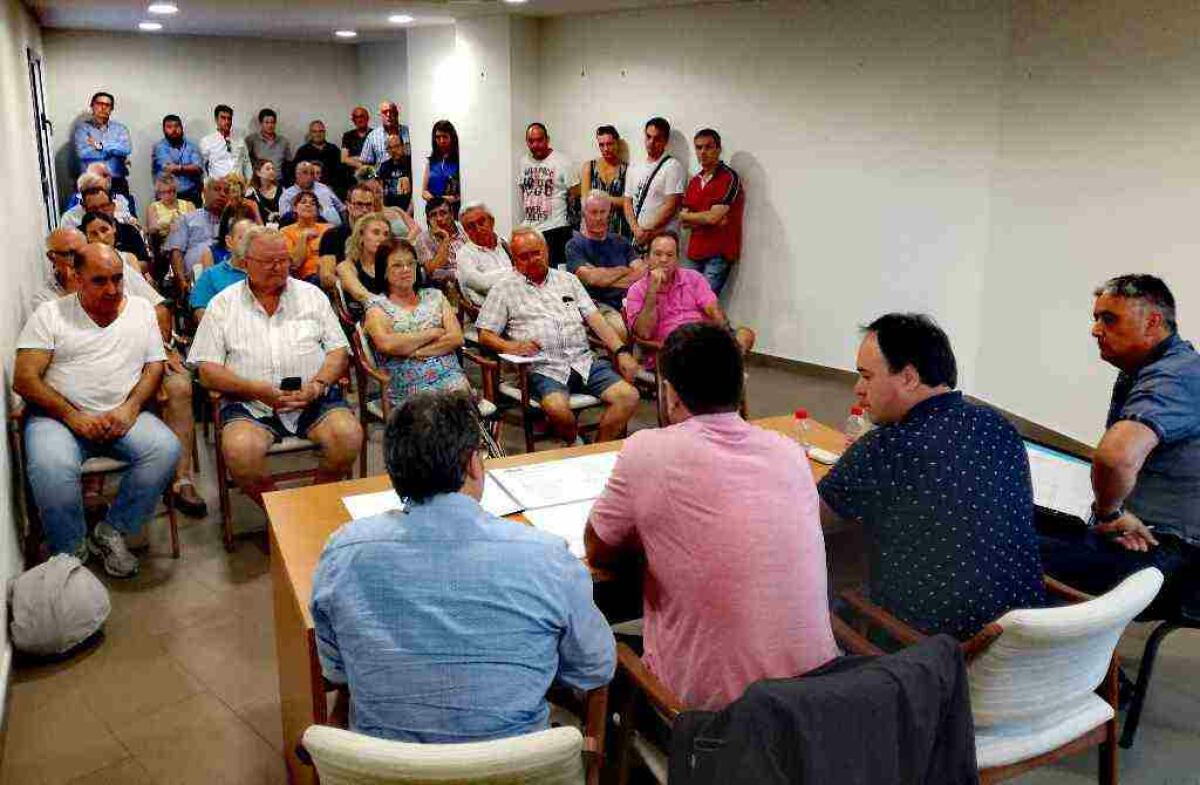 Finestrat &middot; El alcalde se reuni&oacute; ayer con vecinos y empresarios de la cala para informar sobre la recta final de las obras del barranco
