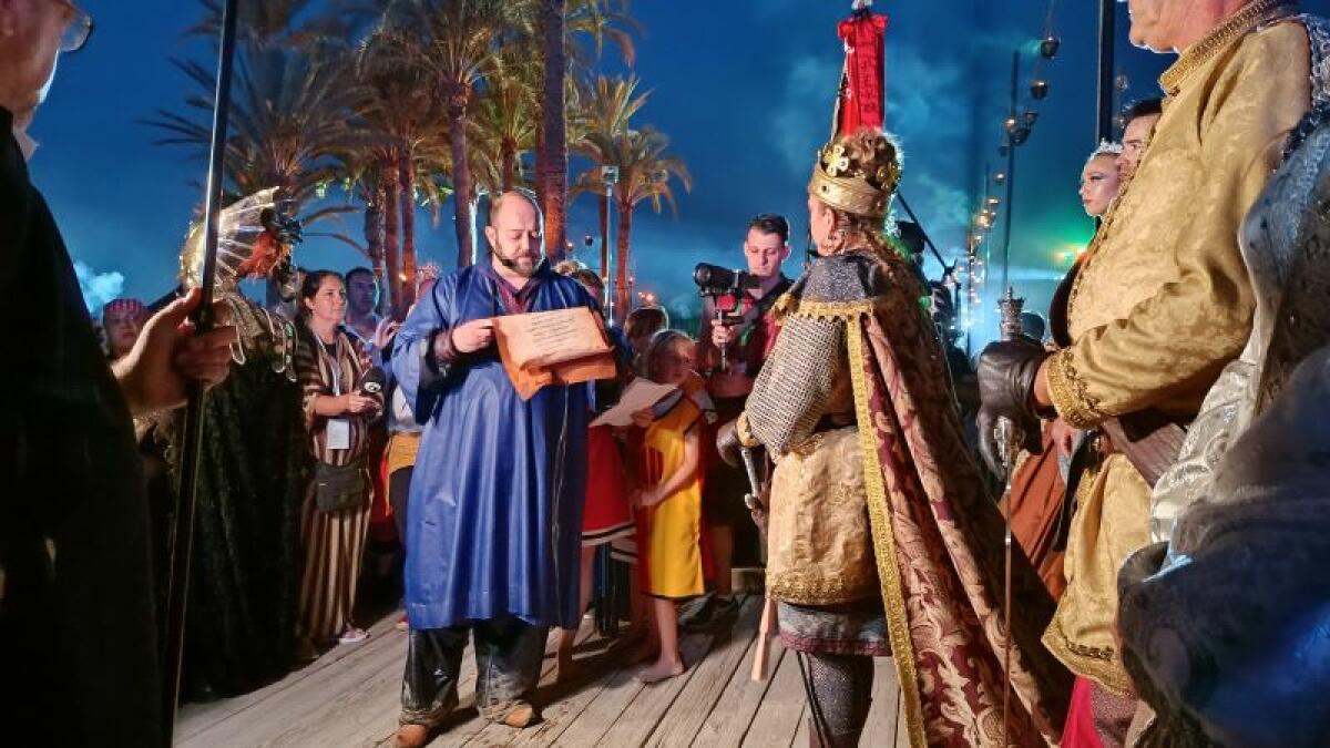 24 barcas sarracenas protagonizan el Desembarco, el acto más espectacular de las fiestas de Moros y Cristianos de Villajoyosa, declaradas de Interés Turístico Internacional hace 20 años