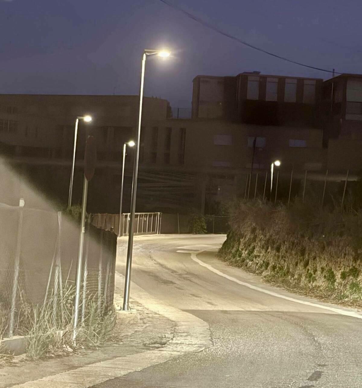 Callosa d’en Sarrià instala luminarias LED con placas solares en el Camí de Onaer