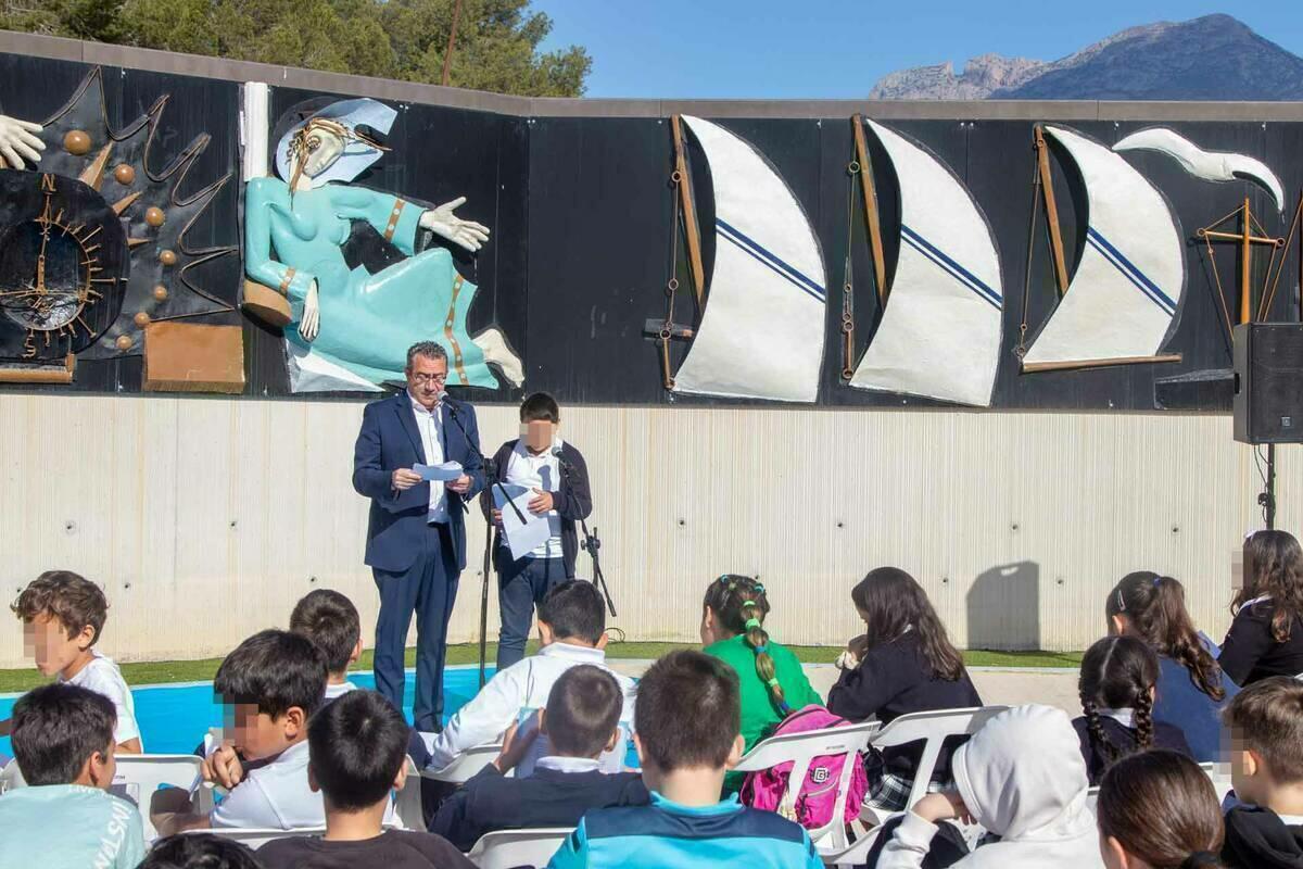 Alumnos de tres colegios de Benidorm celebran el Día del Libro con una lectura pública en el Parc de Foietes