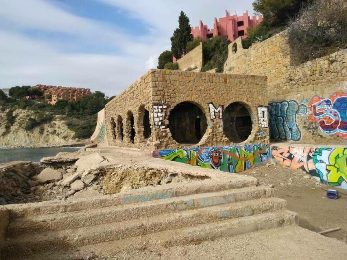 Calp alerta de que la Manzanera de Bofill "se caerá en un año" si el Consell no autoriza su restauración