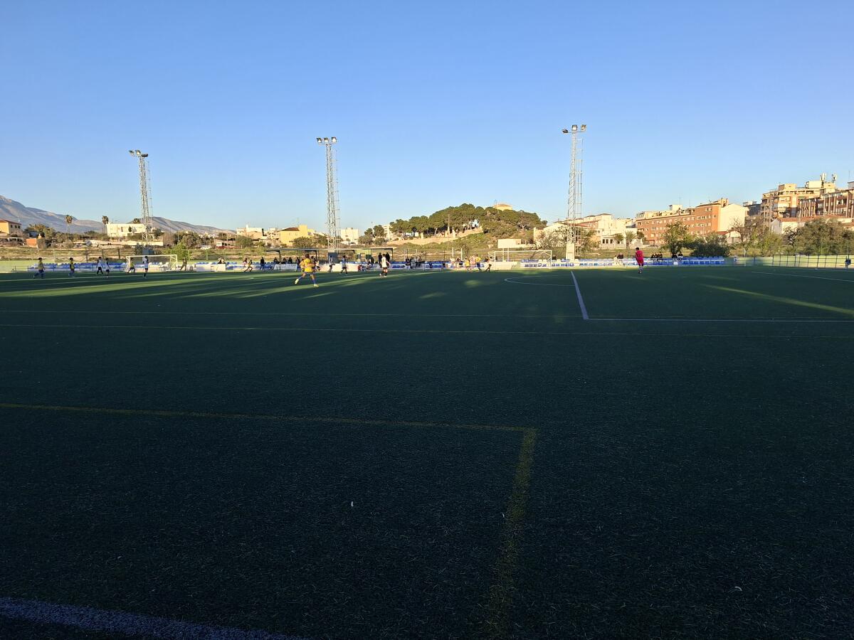 En la tarde del s&aacute;bado en el Calsita, el Infantil del Villajoyosa CF, l&iacute;der del grupo, recib&iacute;a al Alfaz del Pi CF B, conjunto situado en la zona media de la tabla.