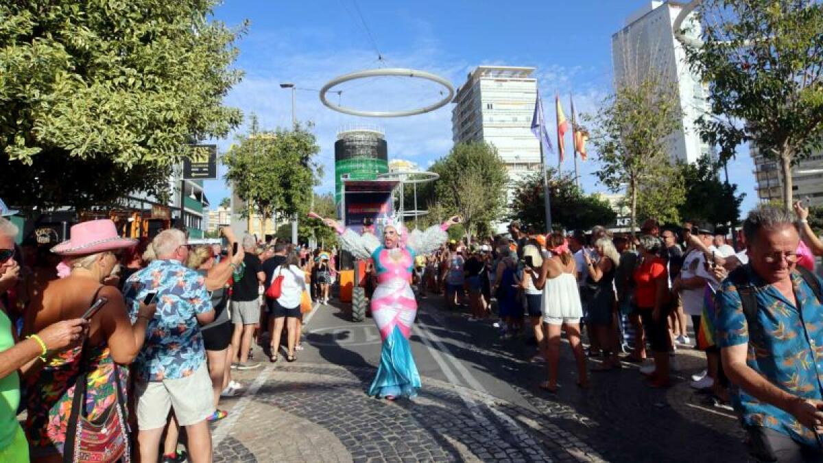 Cientos de personas festejan el Benidorm Pride con un multitudinario desfile 