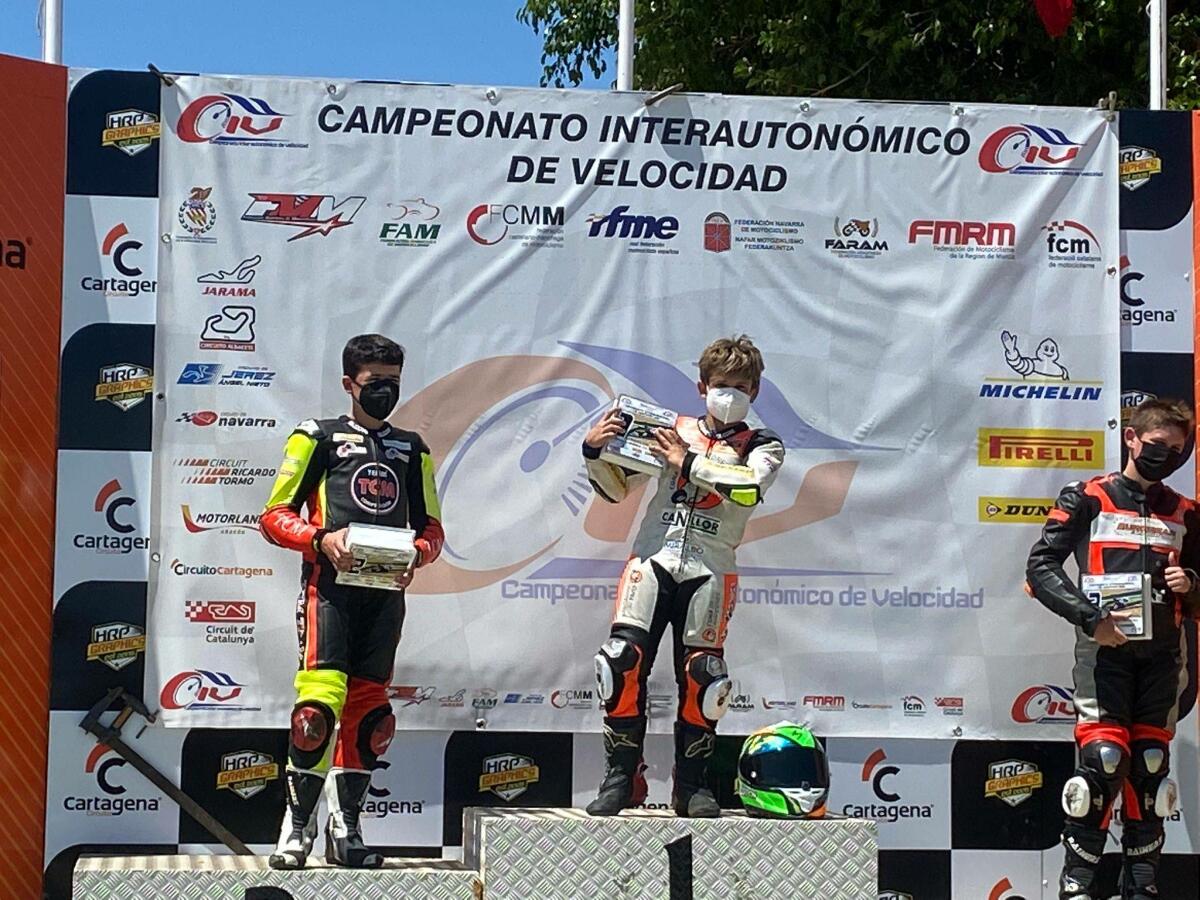 EL JOVEN MOTOCILISTA DE FINESTRAT, OLIVER CANTOS, SE COLOCA LÍDER DE LA COMPETICIÓN INTERNACIONAL CUNA CAMPEONES