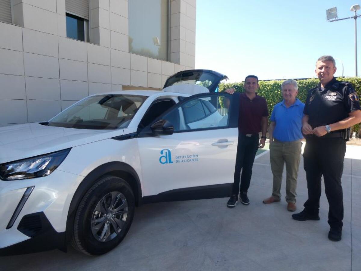 La Diputación entrega un coche eléctrico a la Policía Local de La Nucía