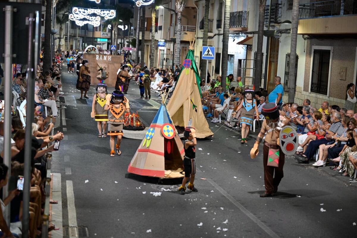 La penya Els Grillats con los &ldquo;Playmobil&rdquo; gana la &ldquo;Cabalgata de Disfraces&rdquo;