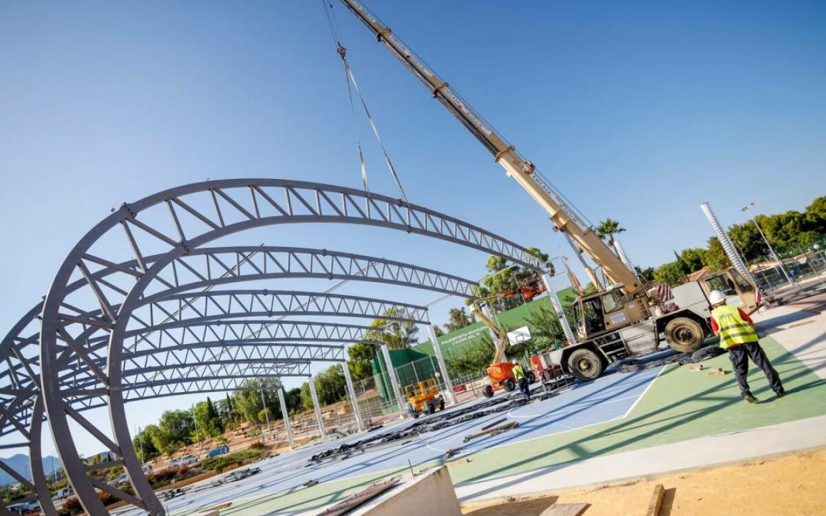 Montada la &uacute;ltima cercha de la cubierta de la pista multideporte de l&rsquo;Alf&agrave;s.