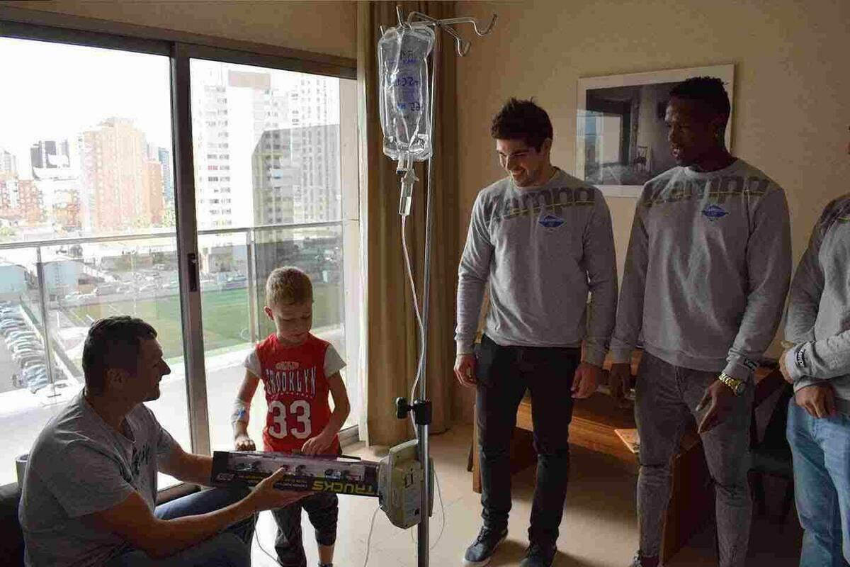 Visita del Balonmano Benidorm a los ni&ntilde;os ingresados en el Hospital IMED Levante