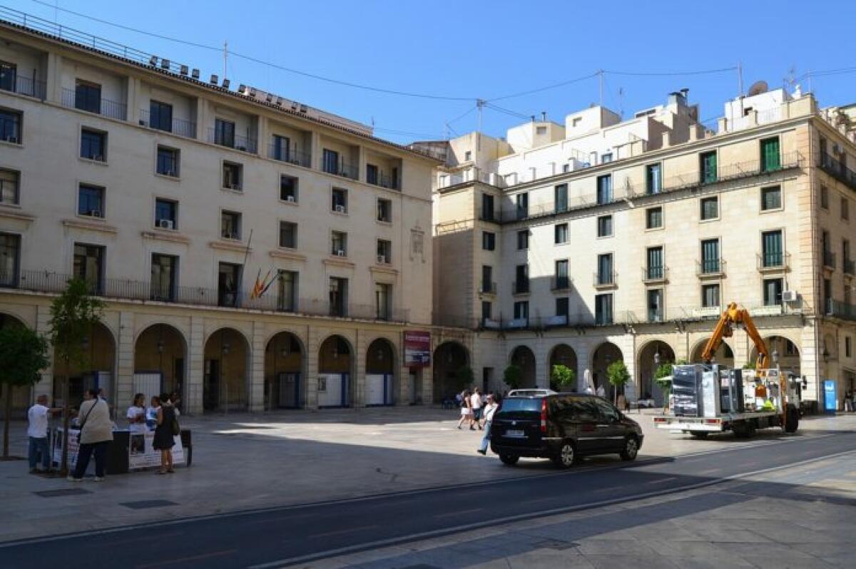 Juzgan a un hombre por asaltar una vivienda en Benidorm y agredir con un martillo al dueño