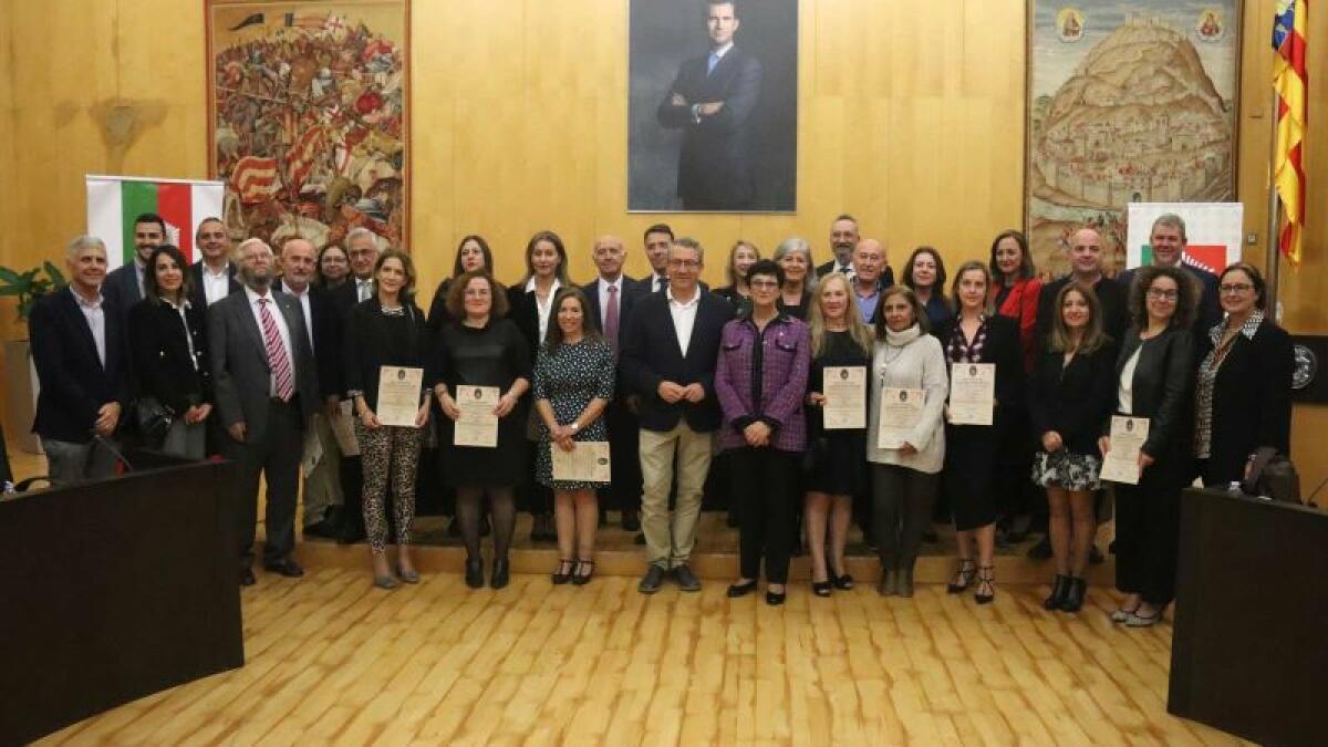 Benidorm acoge la entrega de la Medalla Colectiva al Mérito en el Trabajo a los graduados sociales de la Marina Baixa con 20 o más años colegiados 