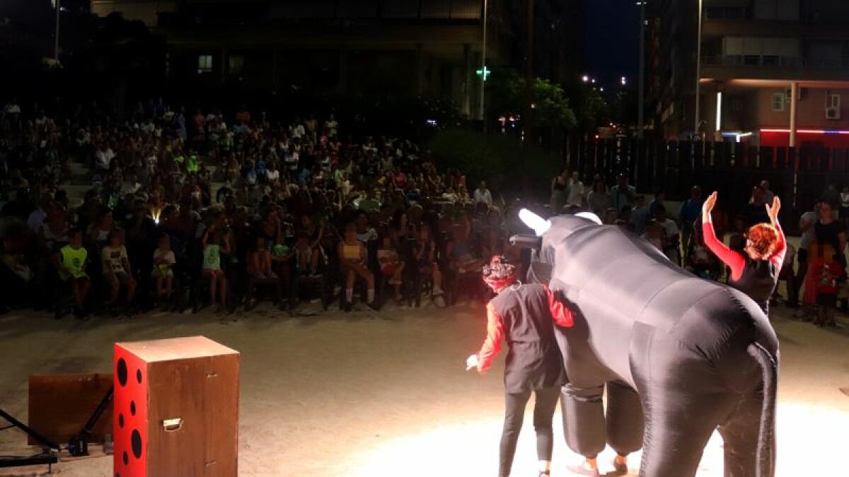 Cultura vuelve a llenar, esta vez con el teatro infantil ‘Ferdinando, el toro’ en el Parque de Foietes