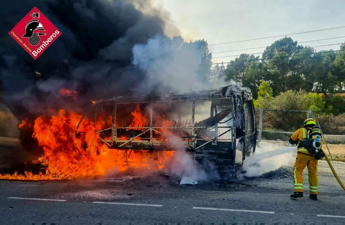 INCENDIO MICROBUS EN ALTEA LA VIEJA