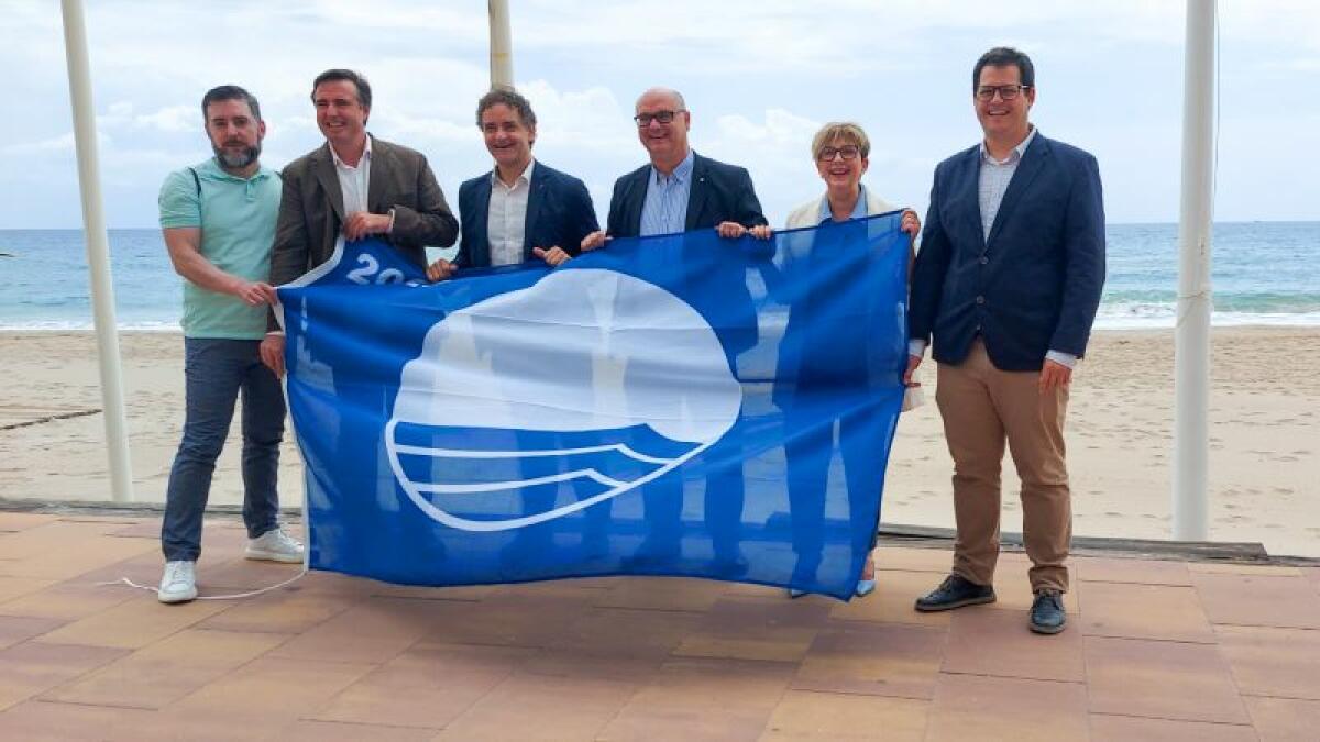 Las Banderas Azules ya ondean en las playas de la Vila Joiosa