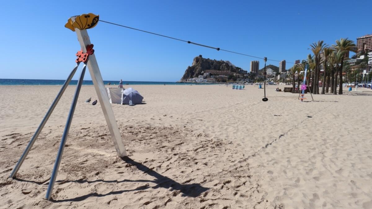 Benidorm amplía la oferta lúdica de la playa de Poniente con la instalación de una tirolina 