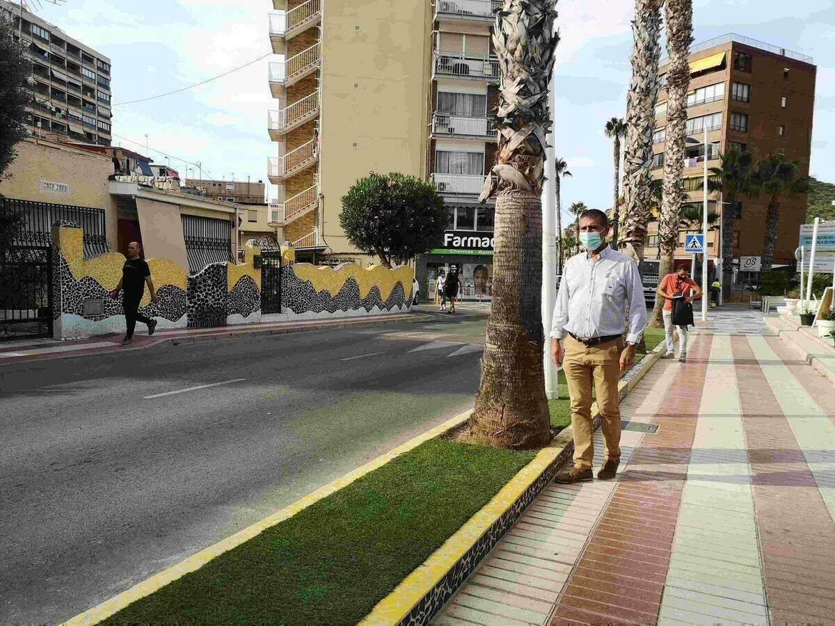 LOS SERVICIOS T&Eacute;CNICOS MUNICIPALES REHABILITAN LOS PARTERRES DE LA AVENIDA MARINA BAIXA CON C&Eacute;SPED ARTIFICIAL 
