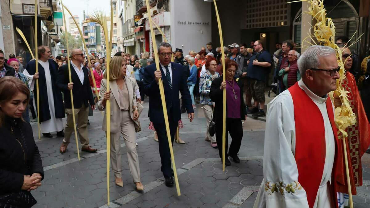 Centenares de vecinos y turistas celebran en Benidorm la tradicional ‘Bendición de la palma’ como inicio de la Semana Santa