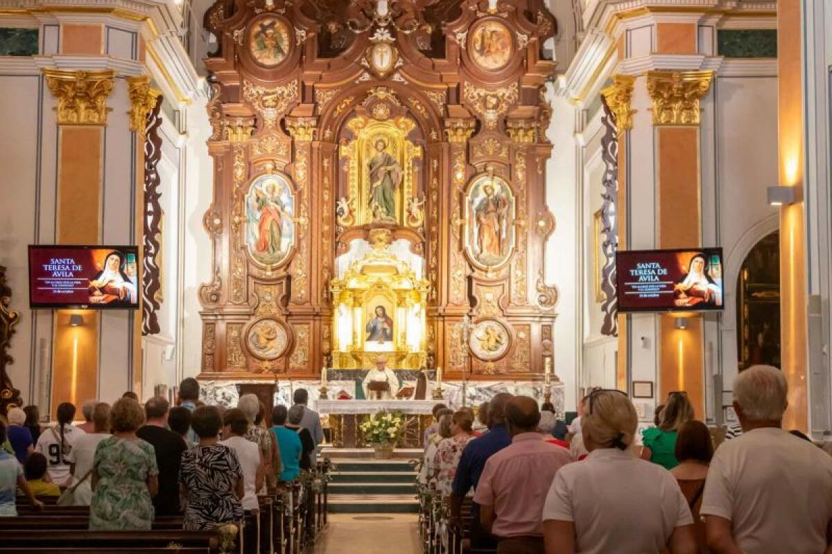 Misa de las Amas de Casa de Benidorm con motivo de la festividad de Santa Teresa